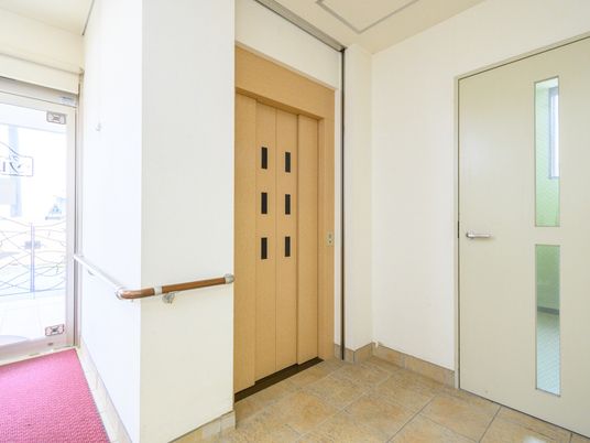 安全なエレベーターの入り口