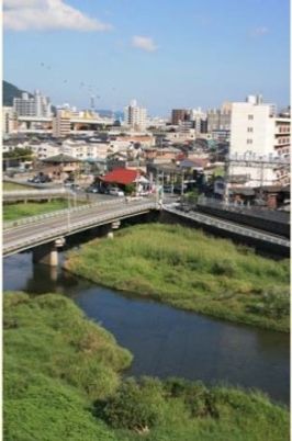 川沿いの景色