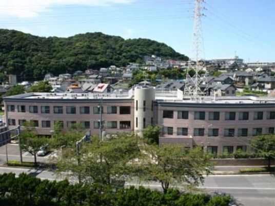緑豊かな地に建つ施設外観