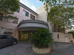 エントランスと緑の植物