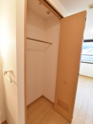 シンプルなクローゼット空間