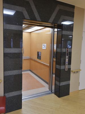 エレベーター前の室内空間