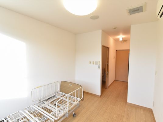 明るい個室の居室