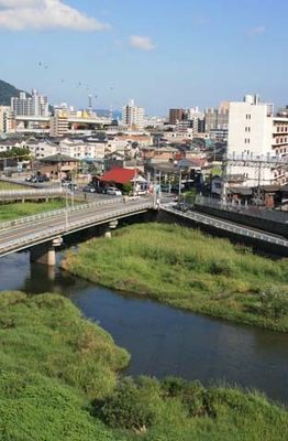 川と町並みの風景