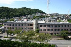 緑に囲まれた外観