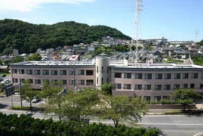 緑に囲まれた外観