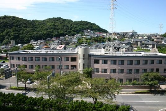 緑に囲まれた外観