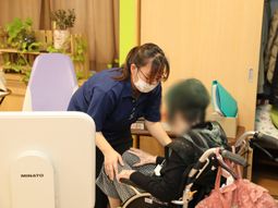 スタッフが車いすの方をケア