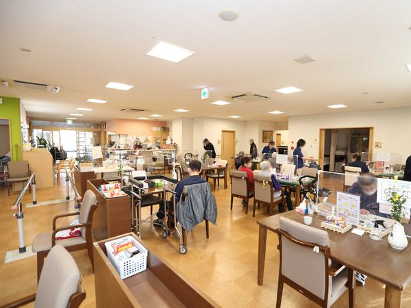 明るい食堂の様子