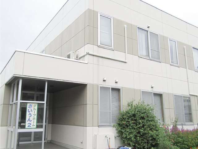 花と木がある外観 外観 広々とした緑の庭に囲まれた建物です。リラックスできる環境が整っています。