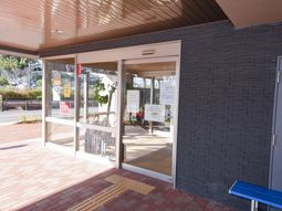 エントランスの明るい風景