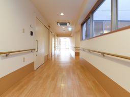 明るい廊下の風景
