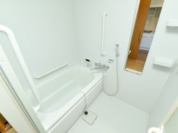 バリアフリー設計の浴室