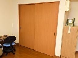 木目調の洋室の扉