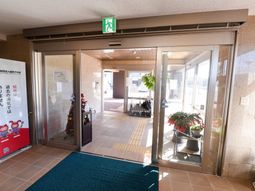 明るいエントランスの光景