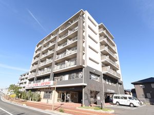 多階層のモダンな建物