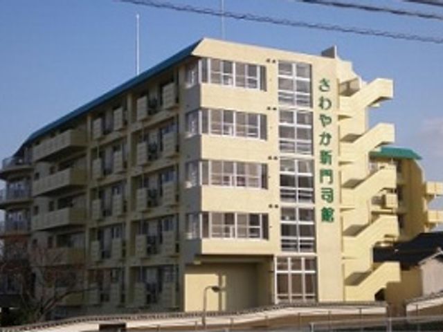青空の下、建物の外観 外観 外観のデザインが特徴の建物です。採光が良く、快適な環境を実感できます。