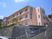 高台に建つ橙色の建物