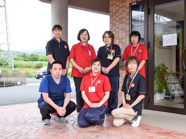 スタッフ集合のエントランス スタッフ 温かみのある笑顔で迎えるスタッフチーム。協力的な働きやすい環境がこちらにはあります。