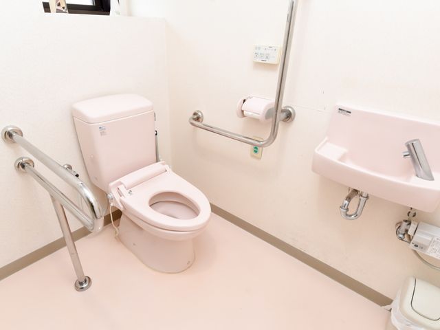 バリアフリートイレ空間 トイレ 手すり完備のトイレは、移動や立ち上がりをサポートし、安全にご利用いただけるよう配慮されています。