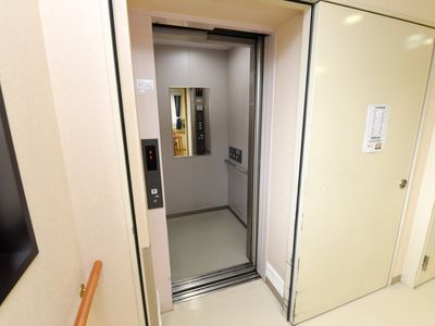 開いているエレベーター