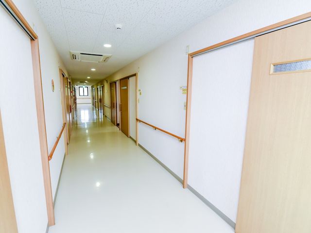 清潔感のある廊下 廊下 手すり付きで明るい廊下は歩行のサポートになっており、安全に移動できるよう配慮されています。