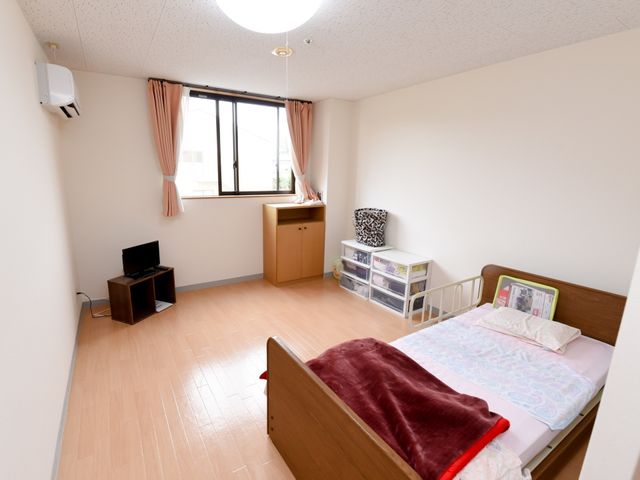 清潔な個室居室 居室 ゆとりある広さの居室です。整然と配置された家具と窓からの自然光が心地よい空間をつくり出しています。