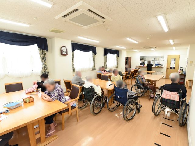 快適な共有ダイニングルーム 共有スペース 明るく広々としたダイニングでは、利用者がゆったりと食事や交流を楽しんでいます。会話が弾む暖かい雰囲気は、新しい仲間を迎えるのにふさわしい空間です。