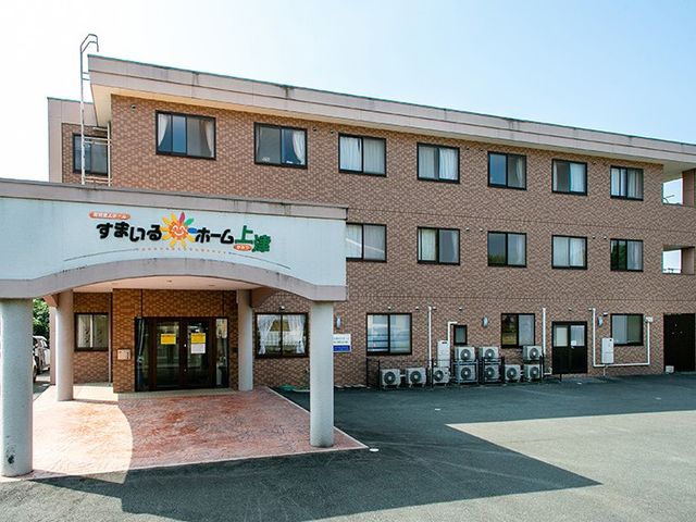 施設の外観 外観   レンガ調の落ち着いた建物で、正面にはひさし付きの出入口があります。駐車スペースも見えて、来訪しやすい印象です。