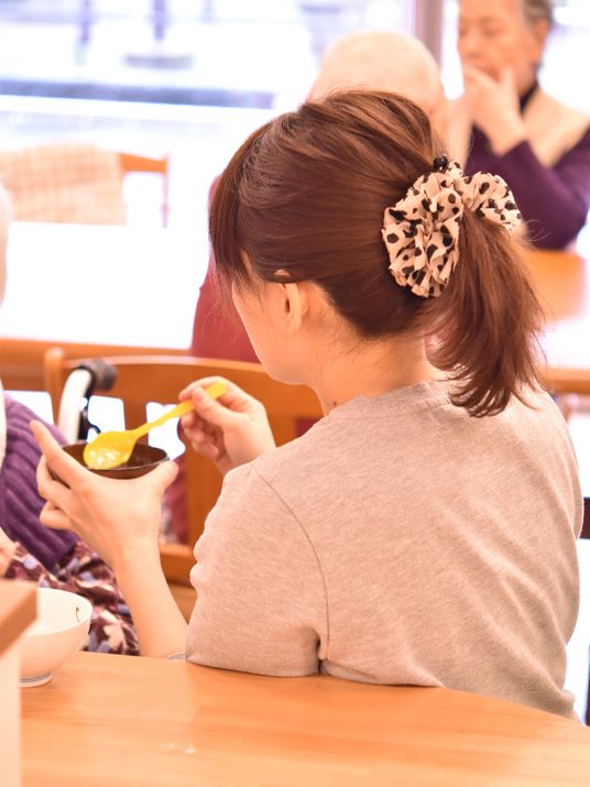 食事を取る人々ダイニングルーム