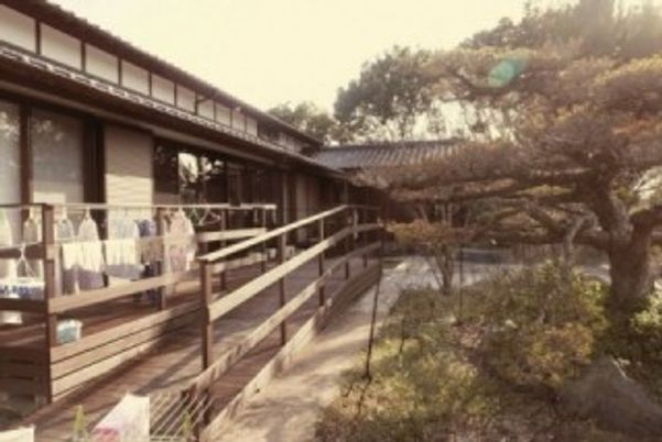 和の雰囲気漂う落ち着いた建物