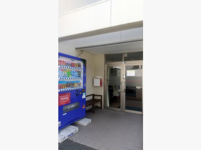 自動販売機のある入口 エントランス 広いエントランスは明るく、飲み物の購入が便利にできます。快適に過ごせる環境が整っています。