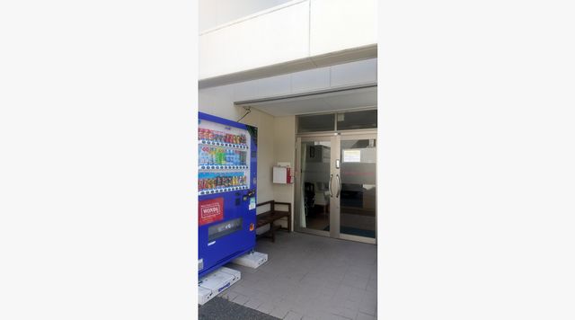 自動販売機のある入口 エントランス 広いエントランスは明るく、飲み物の購入が便利にできます。快適に過ごせる環境が整っています。