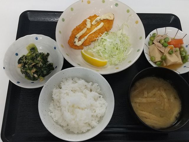 健康的なレシピ料理 料理 バランスの取れた食事が提供され、毎日の健康管理がしやすい環境です。魅力的なメニューで、食事が楽しみになります。