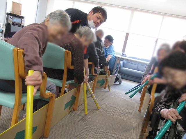 体操を楽しむ。ラウンジ ラウンジ 自然光を浴びながら、集まった方々が体操を楽しんでいます。リラックスした時間を提供しています。