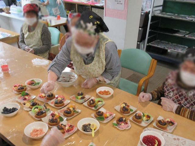 楽しそうな交流場 多目的室 テーブルを囲んで楽しくケーキ作りをしています。自然な交流ができる温かな空間です。