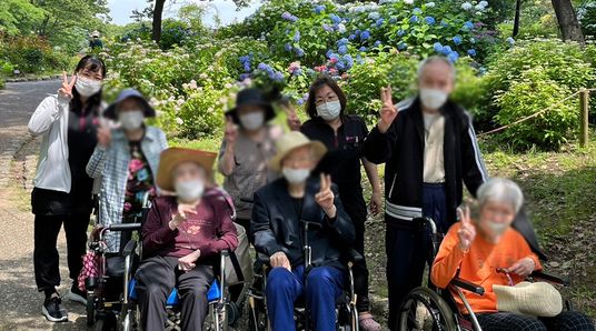 利用者とスタッフの庭