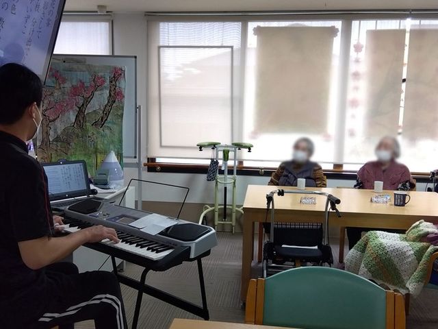 音楽活動の様子 多目的室 自然光が入る広々とした部屋で、音楽活動を楽しむ時間を過ごしています。