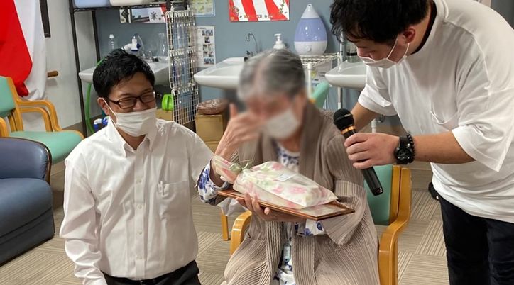 笑顔の交流が見られる室内