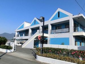 青い外壁の外観  