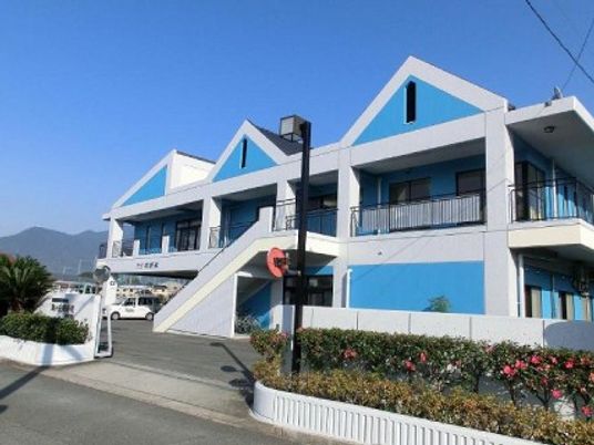 青い外壁の外観  