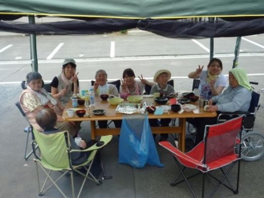 屋外で食事を楽しむ人々