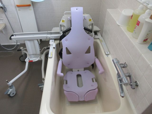 介助浴槽とリフト