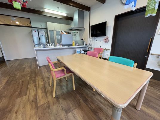 カラフルな椅子のある食堂