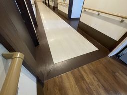 手すり付きの明るい廊下