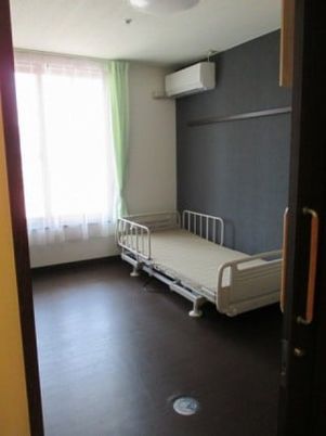 明るい個室の居室