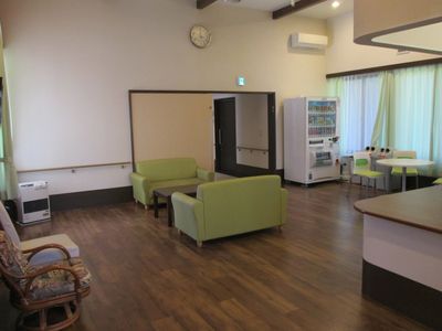 明るく快適な共用ラウンジ