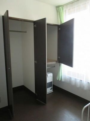 整然とした居室の一部