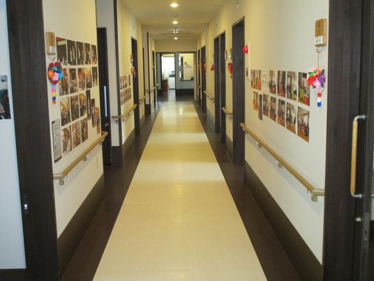 掲示物がある施設の廊下