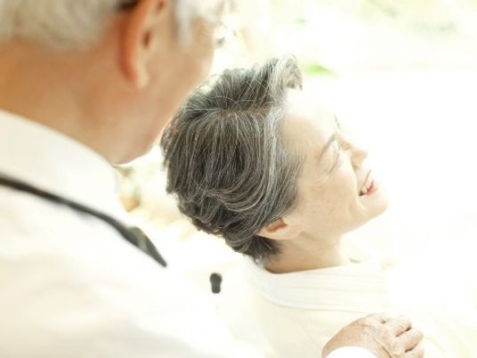優しい表情の高齢者二人